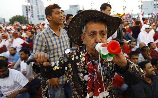 Chuyện kỳ lạ tại Asian Cup 2019: Đến sân cổ vũ bóng đá tại UAE, một fan bị bắt vì mặc áo Qatar