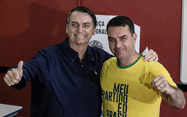 Tân Tổng thống Brazil bị con trai là Thượng Nghị sĩ Flávio Bolsonaro "đưa vào thế khó"