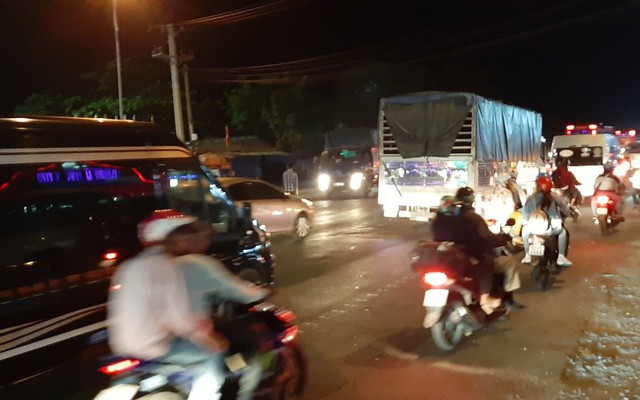 Hàng ngàn người 'rồng rắn' chạy xe suốt đêm về TP Hồ Chí Minh cho kịp ngày đi làm đầu tiên sau Tết