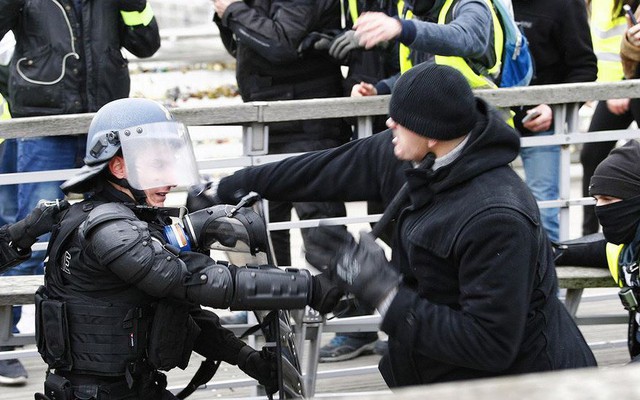 Cảnh sát Pháp đụng độ... cựu vô địch boxing đi biểu tình 'Áo vàng'
