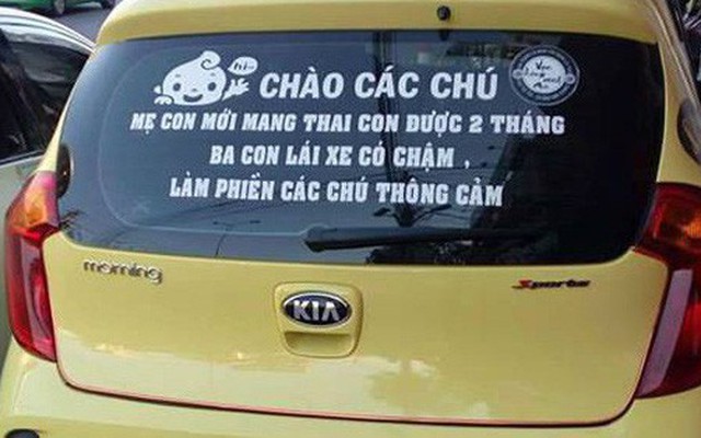 Dòng thông báo kỳ lạ dán sau cửa kính ô tô chồng khiến vợ hỉ hả, người xem cũng ôm tim 'tan chảy'