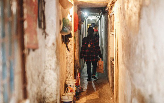 Cuộc sống bên trong những con ngõ chỉ vừa 1 người đi ở Hà Nội: Đèn điện bật sáng dù ngày hay đêm