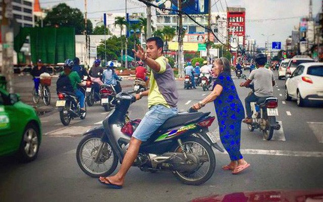 'Bao đồng' như người Sài Gòn: Thấy bà cụ khệnh khạng đẩy xe lăn qua đường, thanh niên vác luôn xe máy ra làm lá chắn