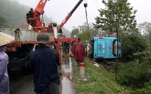 Lật xe khách, hàng chục hành khách hốt hoảng trong mưa