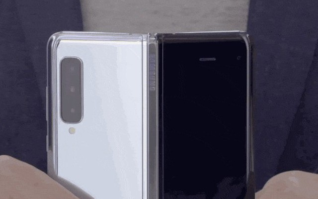 Samsung tung clip trên tay thực tế Galaxy Fold: Nhỏ gọn như một cuốn sổ tay