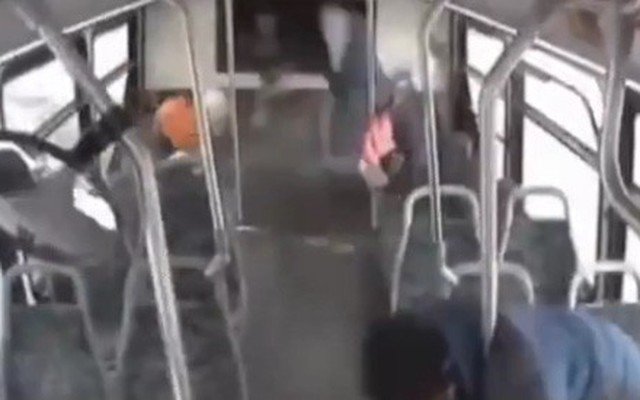 Video ghi cảnh kinh hoàng bên trong xe bus bị ô tô con đâm cực mạnh
