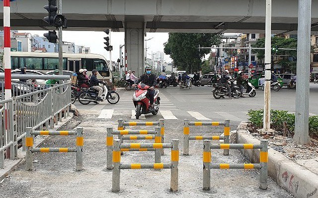 Lắp rào chắn ngăn xe máy đi vào làn đường dành riêng cho người đi bộ ven sông Tô Lịch