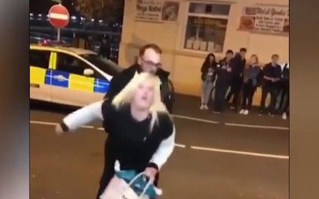 Video: Người phụ nữ say rượu lắc hông để trêu ghẹo nam cảnh sát
