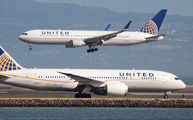 Máy bay United Airlines hạ cánh khẩn cấp do mùi lạ