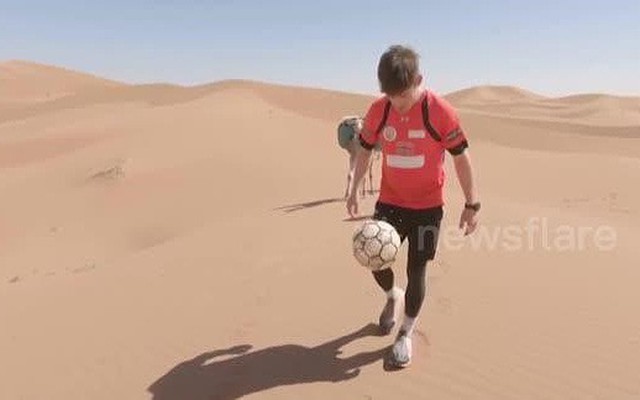 Video: Vừa đi vừa tâng bóng 100 km quanh sa mạc Sahara