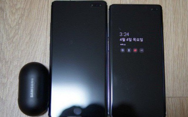 Mở hộp chiếc Galaxy S10 5G đầu tiên: Màn hình 6,7 inch siêu lớn, 6 camera và củ sạc "khủng"