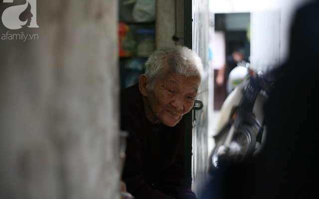Xót cảnh cụ bà 84 tuổi, hàng ngày phải đẩy xe đi bán kẹo và tâm nguyện cuối cùng trước khi chết