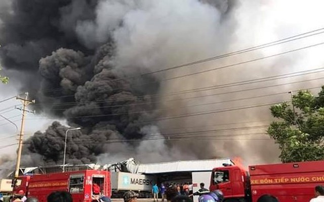 Bình Dương: Cháy lớn tại khu công nghiệp Sóng Thần 2, nhiều nhà xưởng đổ sập