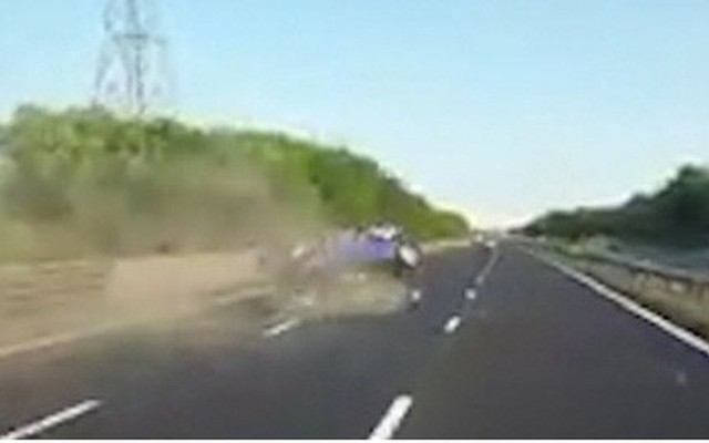 Video: “Xe điên” cắt ngang làn đường đâm vào rào chắn, lộn nhào 3 vòng