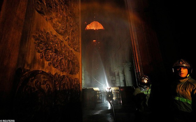 Những hình ảnh đầu tiên bên trong Nhà thờ Đức Bà Paris sau vụ hỏa hoạn