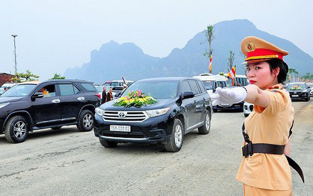 Ảnh: Nữ cảnh sát xinh đẹp phân luồng giao thông trong Đại lễ Vesak 2019 tại chùa Tam Chúc