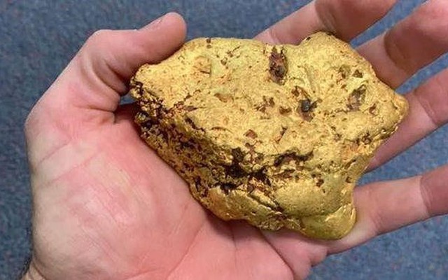 Dò kim loại, tình cờ phát hiện 1,4 kg vàng thô