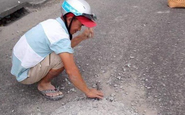 Hì hục đục mảng bê tông bám trên đường vì sợ người khác bị tai nạn, người đàn ông ở Đà Nẵng gây "sốt" MXH