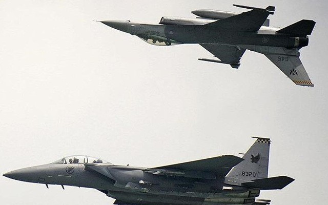 Singapore đưa 2 F-15 hộ tống máy bay chở khách báo động bom