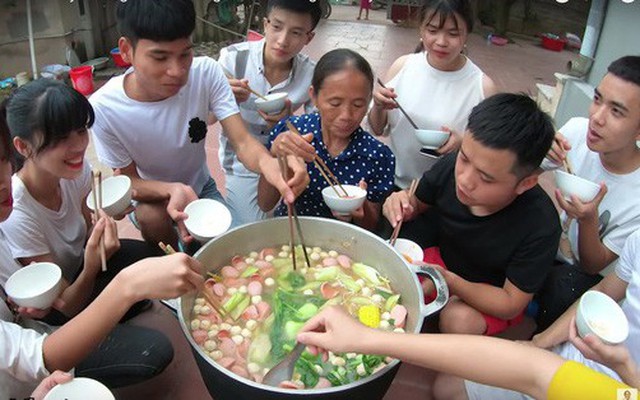 A đây rồi: bà Tân Vlog đã làm nồi lẩu Thái siêu cay khổng lồ ăn mừng chiến thắng của tuyển Việt Nam rồi này