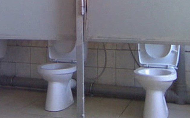 Thiết kế siêu thảm họa của các WC này khiến bạn tự nhủ "thà nhịn còn hơn"