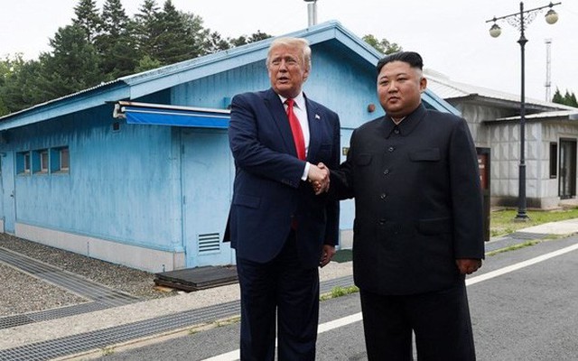 Vật thể lạ xuất hiện sát biên giới Triều Tiên sau cuộc gặp chóng vánh Trump – Kim