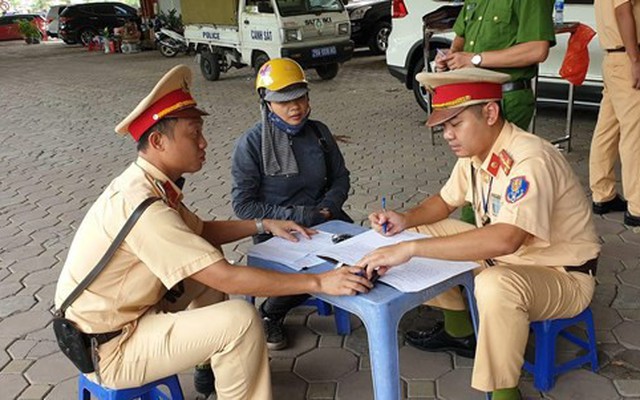 Hà Nội: Phát hiện người phụ nữ vận chuyển 19 khẩu súng tự chế