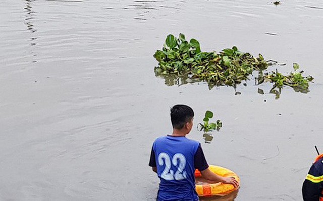 Tung lực lượng tìm thanh niên nghi “ngáo đá” nhảy xuống sông mất tích