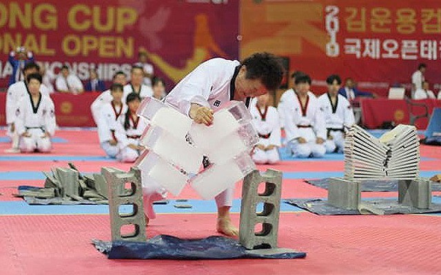 Tròn mắt xem đại sư Taekwondo dùng tay không chém 3 khối nước đá