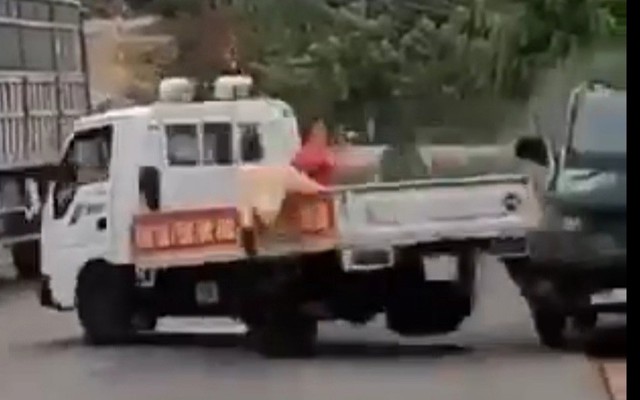 Khởi tố lái xe chở gỗ lậu tông cảnh sát giao thông trọng thương