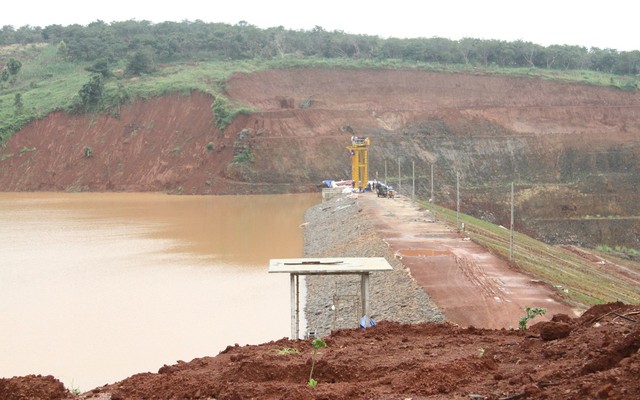 Nỗ lực khắc phục sự cố cửa van xả lũ hồ thuỷ điện Đắk Kar