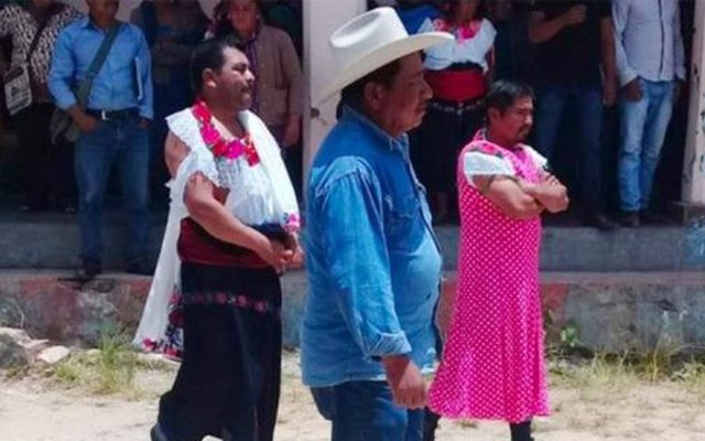 Thị trưởng Mexico bị ép mặc váy diễu phố vì không giữ lời hứa