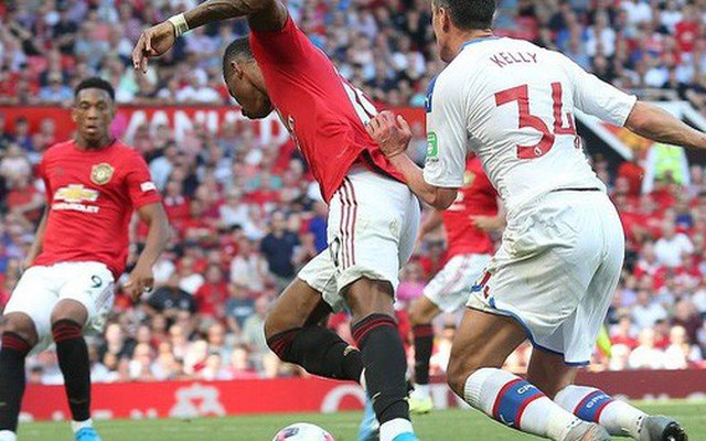 Man United thua sốc Crystal Palace, báo chí Anh chỉ tên tội đồ