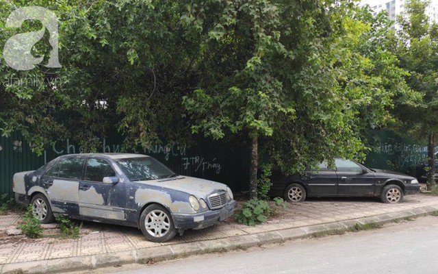 Cận cảnh nhiều xe sang hiệu Mercedes, BMW, Camry "hết đát" bị vứt bỏ trên vỉa hè Hà Nội