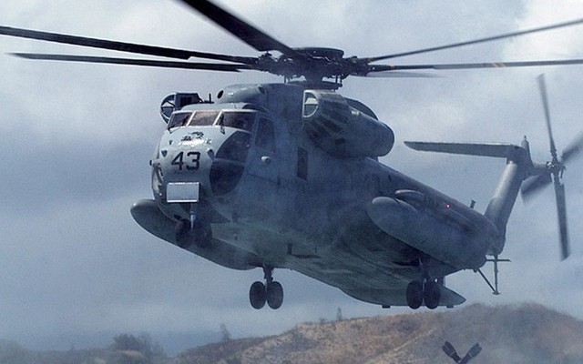 Trực thăng CH-53E của Mỹ rơi cửa sổ khi hoạt động ở Nhật Bản