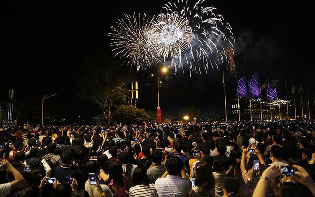 Hàng ngàn người chen chân xem bắn pháo hoa mừng Quốc khánh 2-9