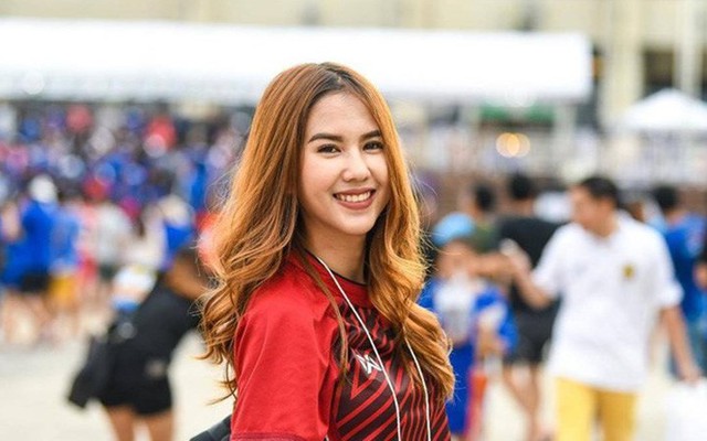 Bạn gái phóng viên xinh đẹp của ngôi sao trên hàng công ĐT Thái Lan