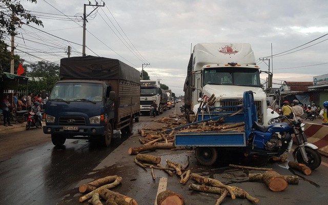 Mất lái trước đầu xe container, tài xế ba gác chết thảm