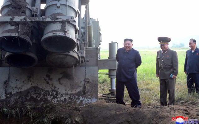 Ông Kim Jong Un giám sát thử bệ phóng tên lửa siêu lớn