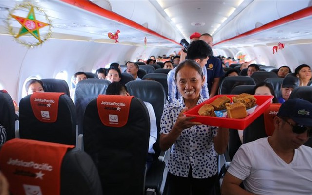 Tranh cãi việc bà Tân Vlog đưa bánh Trung thu “siêu to” lên máy bay Jetstar