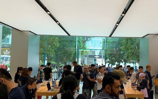 Đầu giờ chiều nay, Apple Store Singapore vẫn chật cứng người Việt