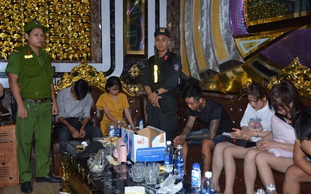 32 nam nữ dương tính ma tuý tại quán karaoke