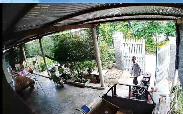 Chém hàng xóm ngay trước camera gia đình