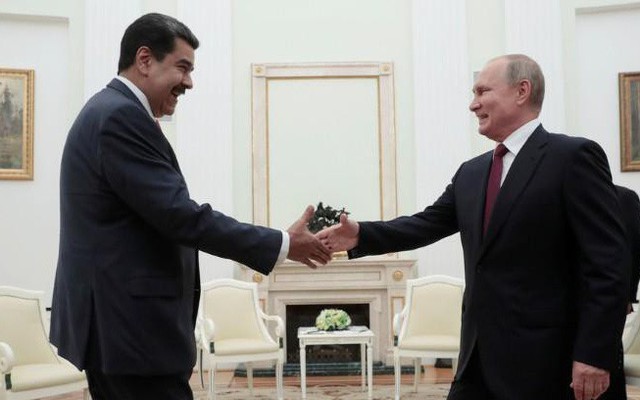 Ông Maduro tặng gươm cho Tổng thống Putin