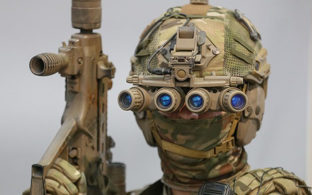 Lính đặc nhiệm Ukraine đeo kính nhìn xuyên đêm, xách súng trường đi đấu game