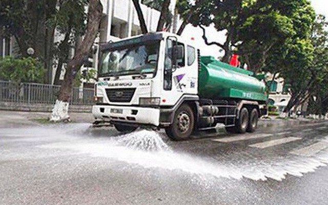 Hà Nội bất ngờ cho tưới nước rửa đường trở lại sau 3 năm tạm dừng vì ô nhiễm gia tăng