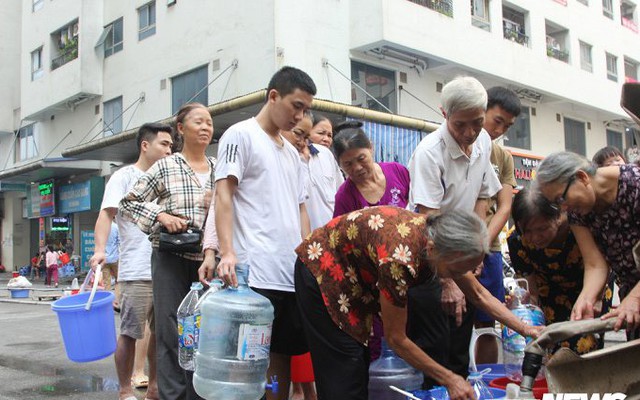 Doanh nghiệp thừa nhận dùng xe chở nước tưới cây đưa nước sạch miễn phí cho dân Hà Nội