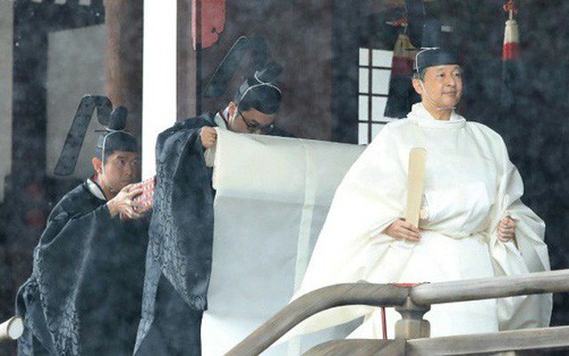 Nhật Hoàng và Hoàng hậu mặc trang phục trắng chuẩn bị bái tổ tiên trước lễ đăng cơ trong ngày mưa như trút