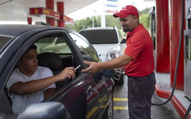 Lạm phát tăng cao, người dân Venezuela mua xăng bằng thuốc lá, gạo...