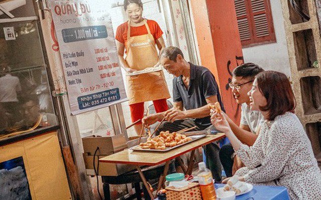 Chuyện về hàng quẩy đùi gà quen thuộc tại Hà Nội, có 2 bố mẹ chồng rất “đỉnh”, bán được bao nhiêu đều tặng hết tiền cho con dâu